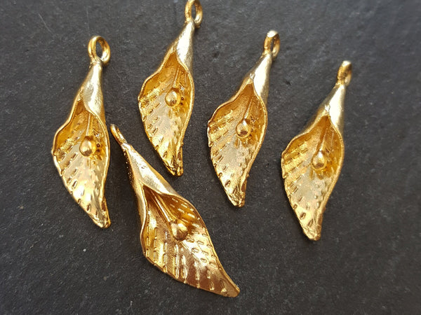 Calla Lily Charms, Gold Flower Charms, Gold Lily Charms, Gold Flower, Flower Pendant, Bohemian Charms, Boho, 22k Matte Gold Plated