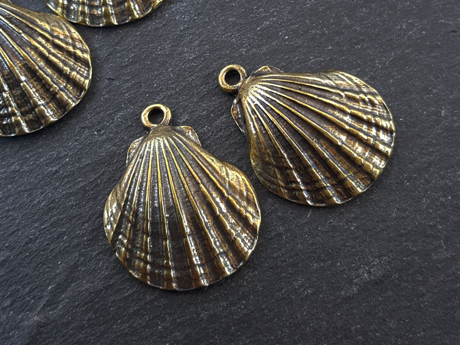 Bronze Shell Charms, Scallop Shell, Cockle Shell, Seashell Charms, Clam Shell, Shell Pendant, Beach Charm, Antique Bronze Plated 2pc