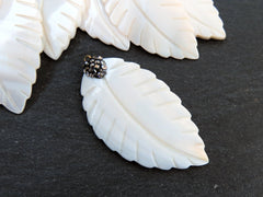 Mother of Pearl Carved Leave Feather Pendant, White MOP Feather Carving, MOP Beads, Rhinestone Pendant, Jewelry making supplies, 1pc, No:1